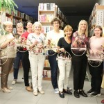 Powiększ zdjęcie zdjęcie grupowe uczestniczek warsztatów z pracami