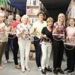 Powiększ zdjęcie zdjęcie grupowe uczestniczek warsztatów z pracami