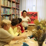 Powiększ zdjęcie Uczestniczki warsztatów Twórcze Lejdis w bibliotece