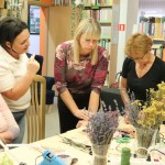 Powiększ zdjęcie Uczestniczki warsztatów Twórcze Lejdis w bibliotece
