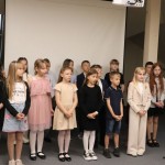 Powiększ zdjęcie Grupowe zdjęcie dzieci w bibliotece