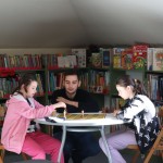 Powiększ zdjęcie Uczestnicy klubu szachowego w bibliotece