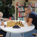 Powiększ zdjęcie Uczestnicy klubu szachowego w bibliotece