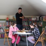 Powiększ zdjęcie Uczestnicy klubu szachowego w bibliotece