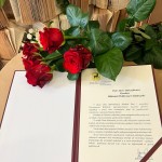 Powiększ zdjęcie Czerwone róże i list gratulacyjny