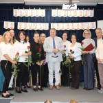 Powiększ zdjęcie Bibliotekarki z kwiatami