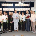 Powiększ zdjęcie Bibliotekarki z kwiatami