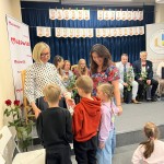 Powiększ zdjęcie Dzieci składają życzenia pani dyrektor