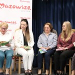 Powiększ zdjęcie Kobieta czyta dzieciom