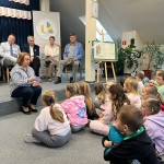 Powiększ zdjęcie Pani dyrektor przedszkola czyta dzieciom