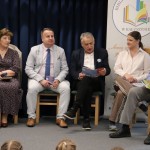 Powiększ zdjęcie Pięć osób siedzi na krzesłach mężczyzna czyta książkę