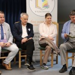 Powiększ zdjęcie Mężczyzna w niebieskiej marynarce czyta książkę