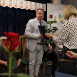 Powiększ zdjęcie Pani dyrektor wręcza różę burmistrzowi