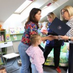Powiększ zdjęcie Pani dyrektor dziękuje nauczycielce 