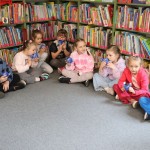 Powiększ zdjęcie Dzieci zajadają babeczki