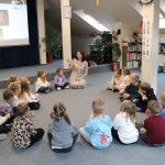 Powiększ zdjęcie Uczestnicy%20zajęć%20w%20bibliotece%20