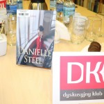 Powiększ zdjęcie Książka%20na%20stole